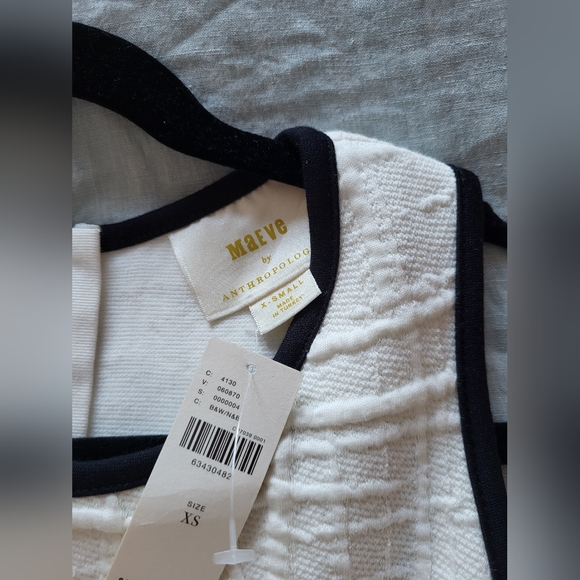 Black and white shift dress, tags still on.  Xs - Picture 5 of 7